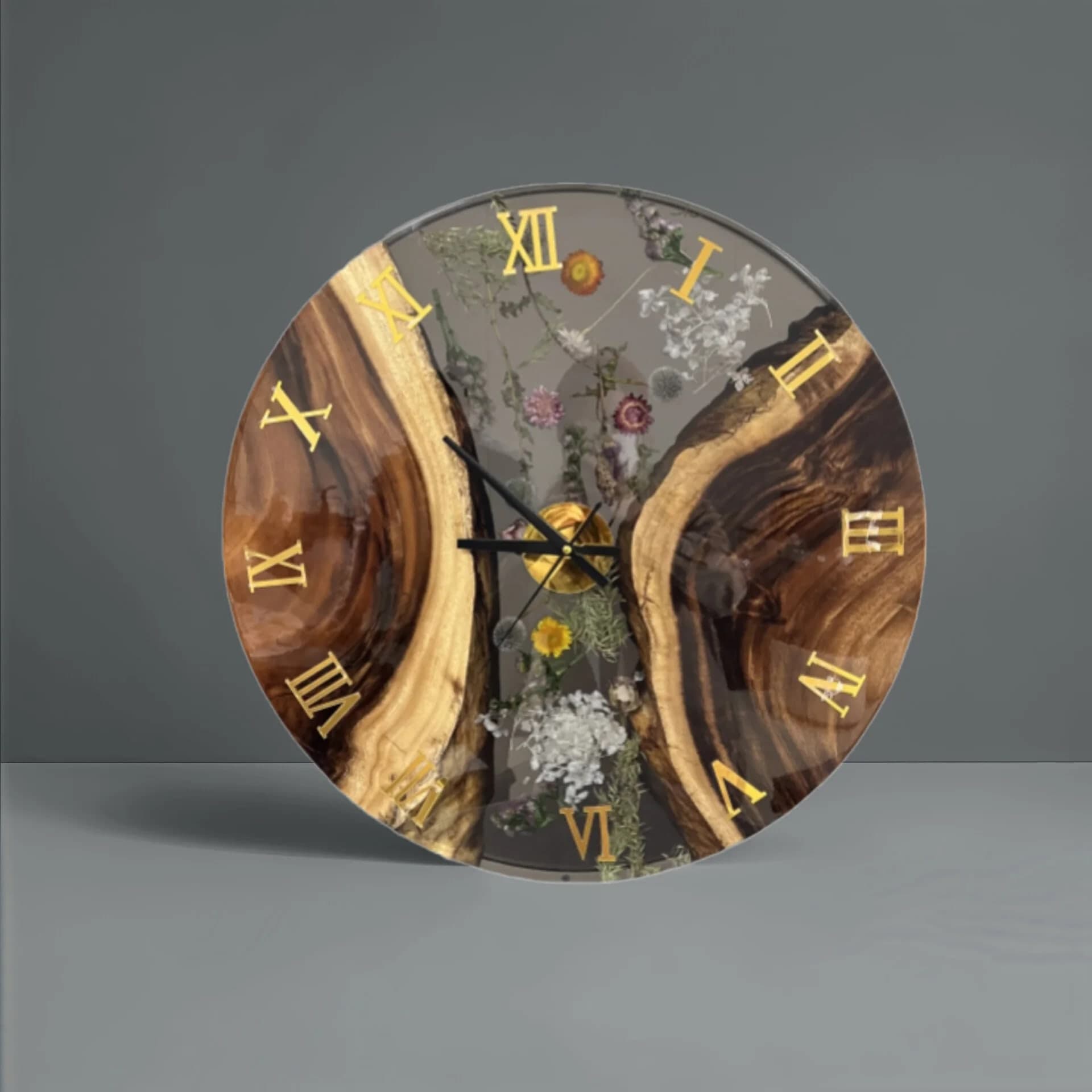 Round clock in wood and black resin with dry flowers, 60 centimetres across